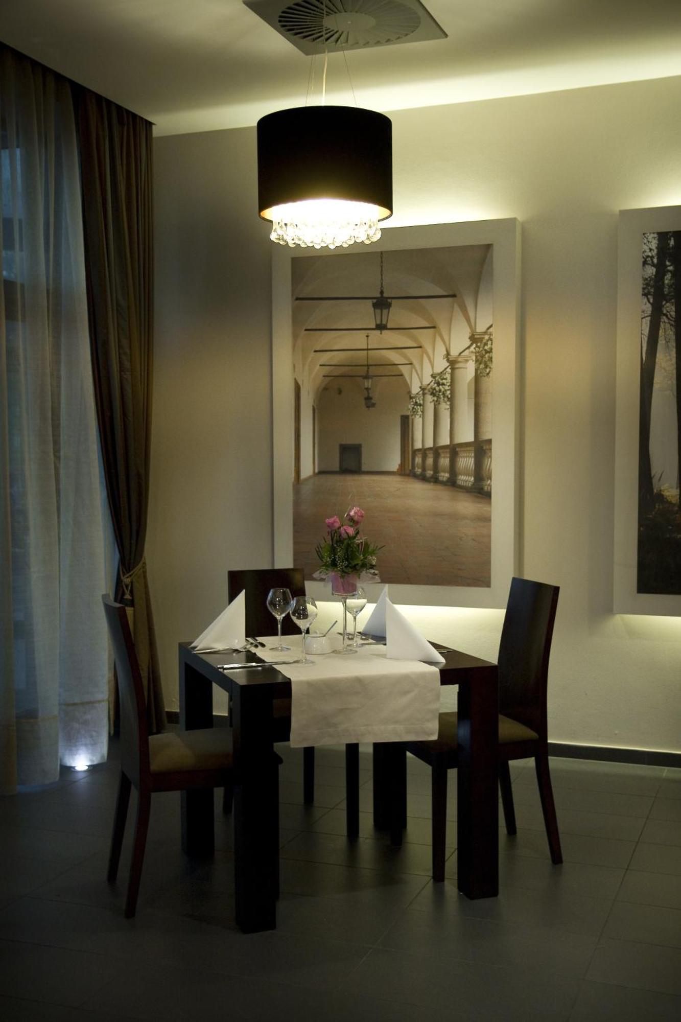 Hotel Неполомице Екстериор снимка