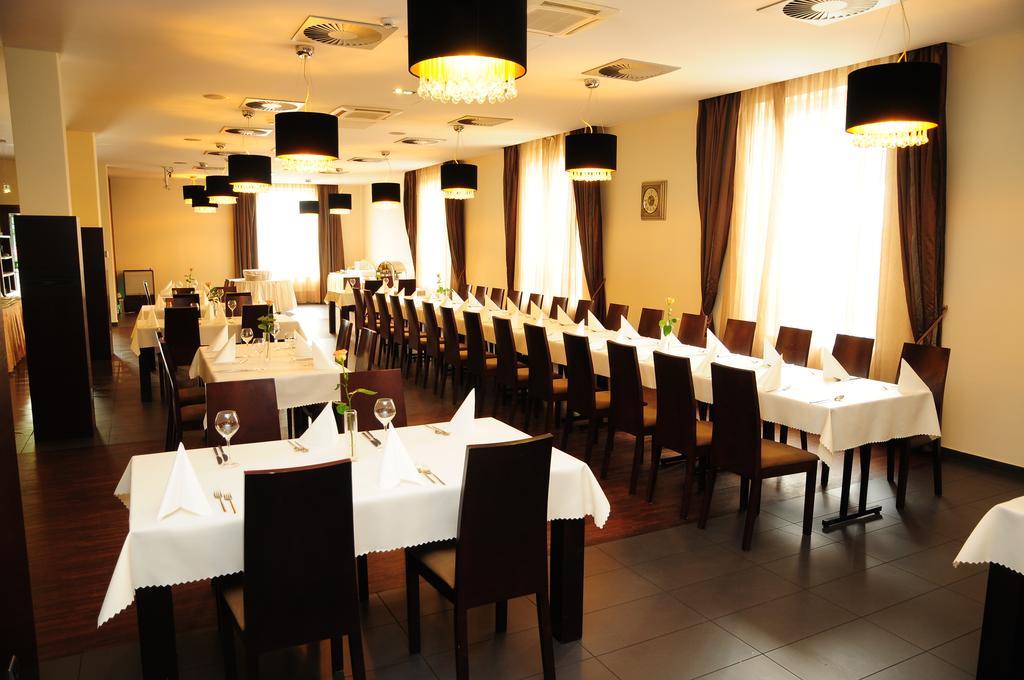 Hotel Неполомице Екстериор снимка