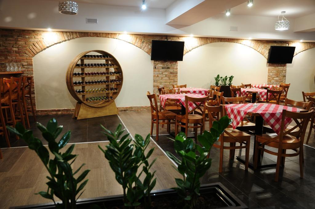 Hotel Неполомице Екстериор снимка