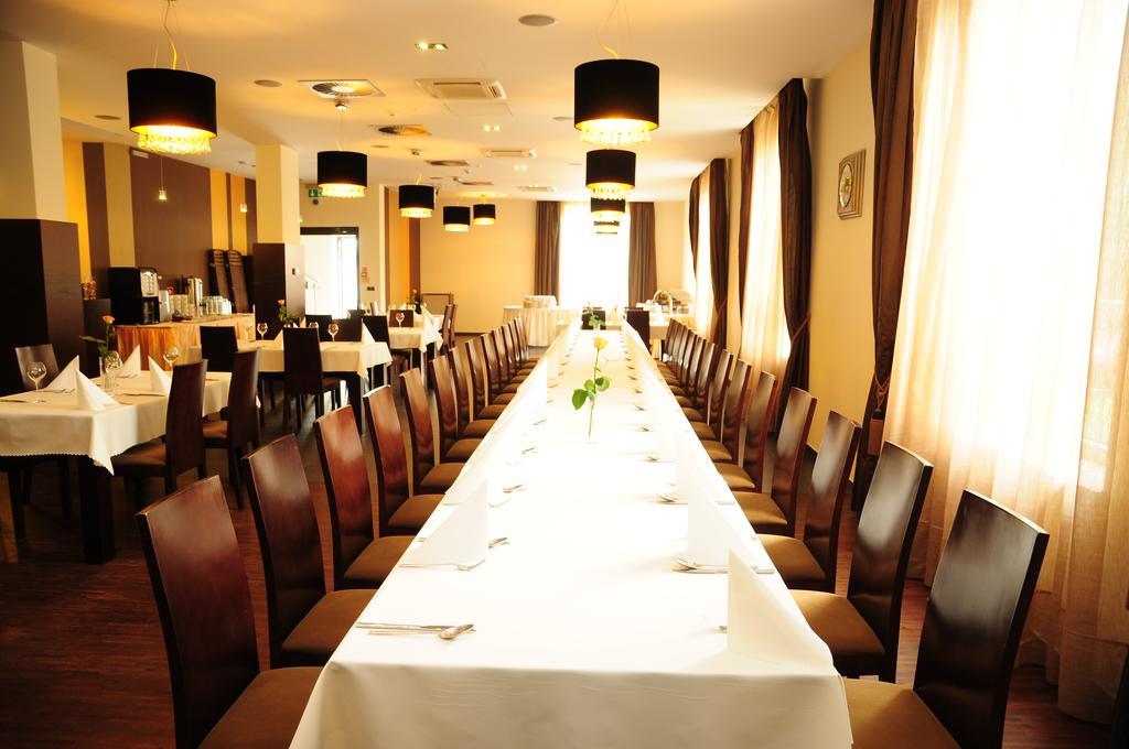 Hotel Неполомице Екстериор снимка