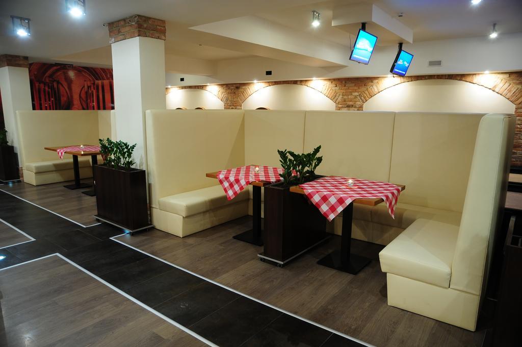 Hotel Неполомице Екстериор снимка