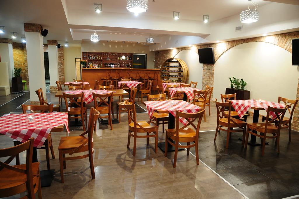 Hotel Неполомице Екстериор снимка